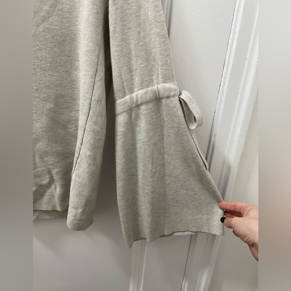 GREAT CONDITION!!! XS Banana Republic Bell Sleeve Sweater!! - Picture 3 of 3